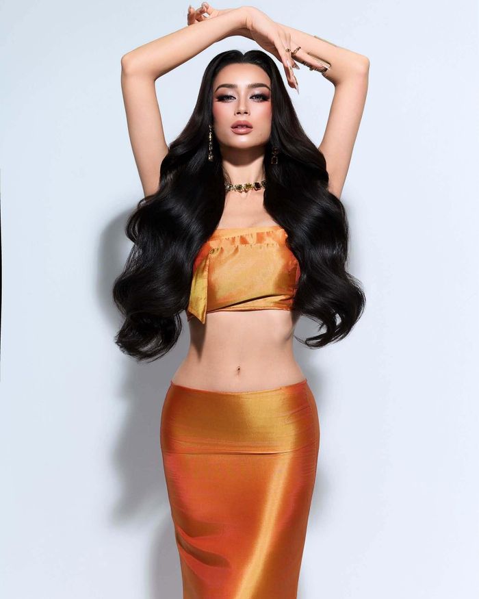 Bên cạnh ngoại hình, Emoura gây chú ý với câu chuyện về gia đình và giáo dục. Trên trang chính thức của Miss Grand International, cô kể về ba thế hệ phụ nữ trong gia đình. 