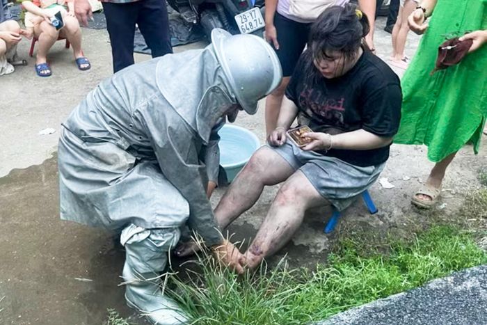Sau khi được đưa ra khỏi khu vực nguy hiểm, người dân được lực lượng Cảnh sát Phòng cháy chữa cháy và cứu nạn cứu hộ kiểm tra tình trạng sức khỏe, sơ cứu và hỗ trợ chăm sóc ban đầu tại hiện trường.