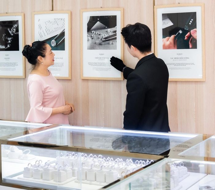 Người dân có nhu cầu thật đang trở lại với các cửa hàng kim cương ở TP.HCM. (Ảnh: Đại Việt)