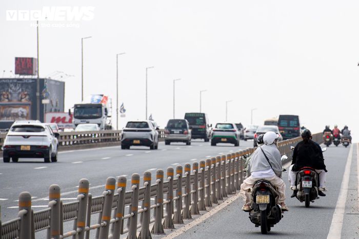 Trong khi đó, ở chiều từ khu vực ngoại thành vào trung tâm Hà Nội, phương tiện di chuyển thông thoáng hơn, việc đi lại qua cầu tương đối thuận lợi.