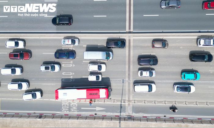 Ghi nhận của PV Báo Điện tử VTC News sáng 27/9, dù là ngày cuối tuần, giao thông trên cầu Nhật Tân vẫn khá đông. Ở chiều từ khu vực Vành đai 2 đi sân bay Nội Bài, dòng ô tô di chuyển chậm, có thời điểm xếp thành 3 hàng kéo dài từ khu vực đường dẫn lên cầu.