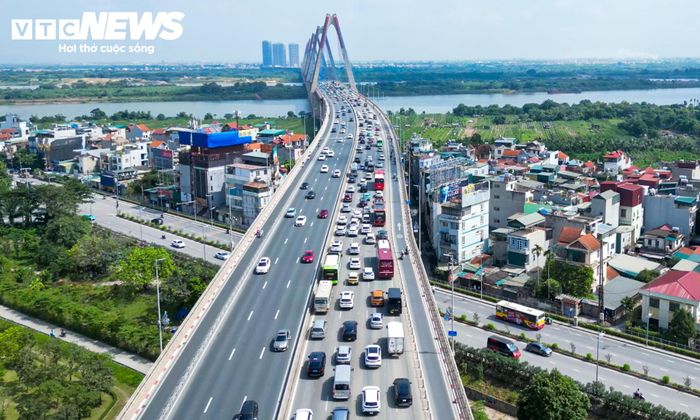 Từ 27/9, Hà Nội bắt đầu thí điểm phương án tổ chức giao thông mới trên cầu Nhật Tân. Cùng với việc hạ tốc độ tối đa ở làn ô tô sát dải phân cách, cơ quan chức năng bổ sung hệ thống biển báo và vạch sơn để người lái nhận biết, duy trì khoảng cách an toàn giữa các phương tiện.