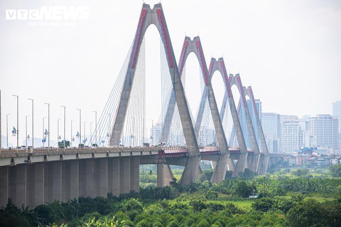 Cầu Nhật Tân có tổng chiều dài toàn tuyến gần 9km, trong đó phần cầu chính dài khoảng 3,75km, quy mô 8 làn xe gồm 6 làn ô tô và 2 làn xe máy. Đây là một trong những tuyến kết nối quan trọng giữa khu vực nội đô Hà Nội với các tuyến đường đi các tỉnh phía Bắc và sân bay quốc tế Nội Bài.