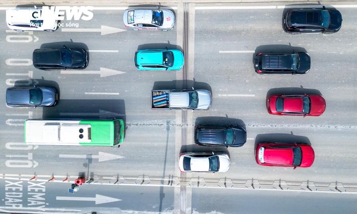Các phương tiện không hoàn toàn đứng yên mà liên tục nhích về phía trước. Nhiều tài xế chủ động giảm tốc độ, quan sát vạch khoảng cách trên mặt đường và giữ cự ly với xe chạy phía trước.