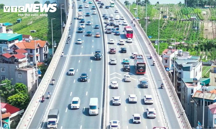 Tại khu vực mặt cầu, những vạch sơn xác định khoảng cách được bố trí liên tiếp trên các làn dành cho ô tô. Khi dòng xe đông, các phương tiện nối nhau qua từng đoạn, người lái giữ cự ly với xe phía trước thay vì bám sát hoặc tăng tốc để vượt lên.