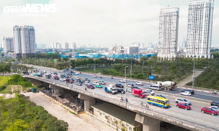 Dòng ô tô hướng từ Vành đai 2 đi sân bay Nội Bài nối dài thành ba hàng.