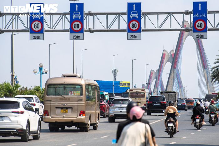 Trong thời gian này, tốc độ tối đa ở làn ô tô số 1, nằm sát dải phân cách giữa cầu, được điều chỉnh từ 90km/h xuống 80km/h theo cả hai chiều. Hai làn ô tô còn lại là làn số 2 và số 3 tiếp tục giữ tốc độ tối đa 80km/h. Làn số 4 dành cho xe máy và xe đạp vẫn áp dụng tốc độ tối đa 40km/h.