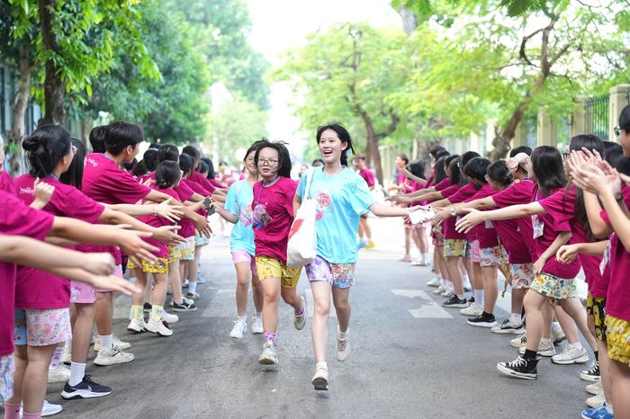Các tân học sinh hào hứng hòa mình trong tinh thần 10+: nhiệt huyết, tỏa sáng và sôi động.
