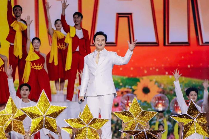 Đông Hùng thường xuyên góp mặt trong nhiều chương trình nghệ thuật quy mô lớn. 
