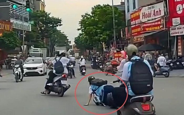 Sau khi kéo ngã nữ sinh, nam sinh không dừng lại hỗ trợ mà tiếp tục tăng ga cùng bạn nữ ngồi sau rời khỏi hiện trường. (Ảnh cắt từ clip).