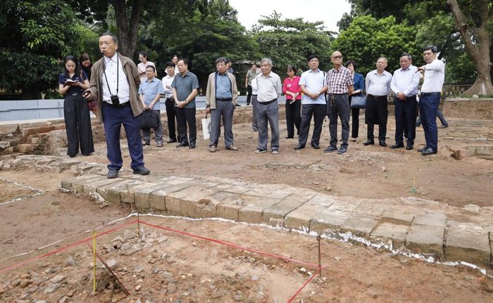Ngày 14/9, tại Hoàng thành Thăng Long, các chuyên gia, nhà khoa học báo cáo kết quả khai quật thăm dò khu vực chính điện Kính Thiên năm 2026, tiếp tục làm rõ quy mô, cấu trúc nền móng và bổ sung cơ sở khoa học cho nghiên cứu phục dựng công trình. (Ảnh: Trung tâm Bảo tồn di sản Thăng Long - Hà Nội)