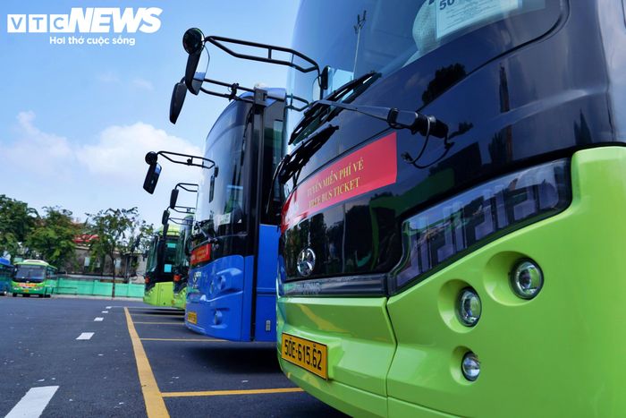 Sau khi cải tạo, xe buýt ra vào bến qua cổng trên đường Tạ Quang Bửu. Phương án này kết hợp với lối rẽ phải liên tục từ Quốc lộ 50 vào đường Tạ Quang Bửu.