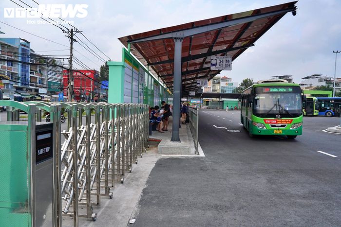 Theo bà Châu, sau khi được cải tạo, bến xe sạch sẽ và khang trang hơn. Nhà chờ có mái che, các tuyến được phân khu rõ ràng, trong khi việc tổ chức lại lối ra vào giúp khu vực trước bến thông thoáng hơn.