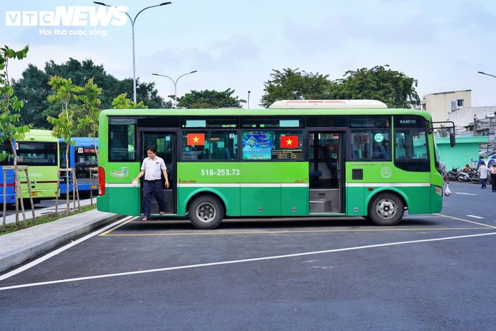 “Trước đây bến xe buýt này nhếch nhác lắm, phía ngoài thì bị lấn chiếm bán hàng nên không có không gian cho người dân đứng chờ xe. Giờ bến sạch đẹp, không còn nhếch nhác như trước đây, chỉ cần ngồi đúng chỗ là có xe buýt tạt qua đón, không còn cảnh đứng đợi dưới nắng mưa nữa”, bà Sáu chia sẻ.
