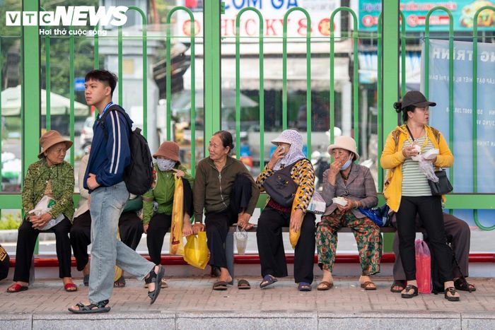 Theo ông Thạnh, các khu vực đón, trả khách và lối ra vào được tổ chức lại nhằm tạo thuận lợi hơn cho hành khách và tài xế. Trung tâm đang tiếp tục hoàn thiện cảnh quan, nghiên cứu bổ sung cây xanh tại các nhà chờ để giảm oi bức trong những ngày nắng nóng.