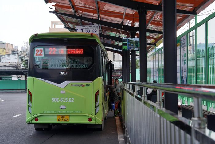 Bà Hoàng Thị Sáu (quê Tây Ninh) cho biết bà thường xuyên đi xe buýt từ quê lên TP.HCM để thăm con cháu và rất bất ngờ với sự đổi mới ở đây.