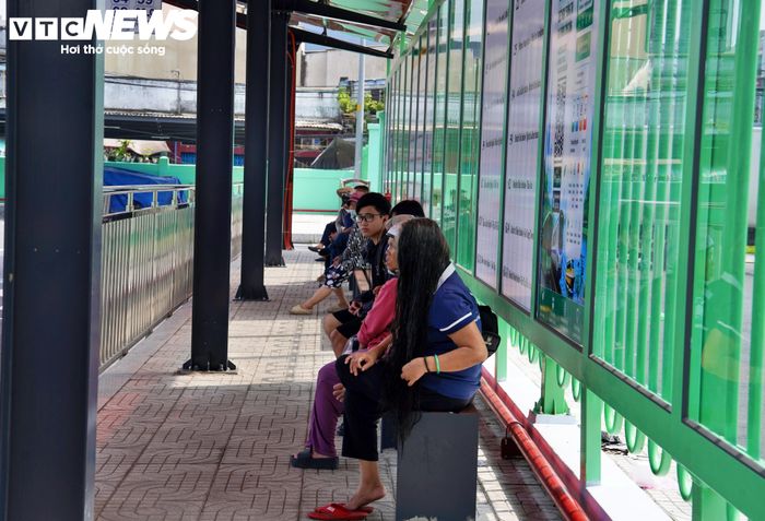 Tại khu vực đón, trả khách, mái vòm lợp tấm polycarbonate được lắp dọc hành lang, giúp che nắng, mưa cho hành khách. Ghế chờ được bổ sung, các điểm đón khách được phân khu rõ ràng.