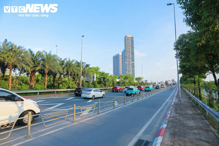 Theo ghi nhận của PV Báo Điện tử VTC News chiều 27/9, các biển báo xác định khoảng cách an toàn trên cầu Nhật Tân đã được lực lượng chức năng tạm thời tháo dỡ.