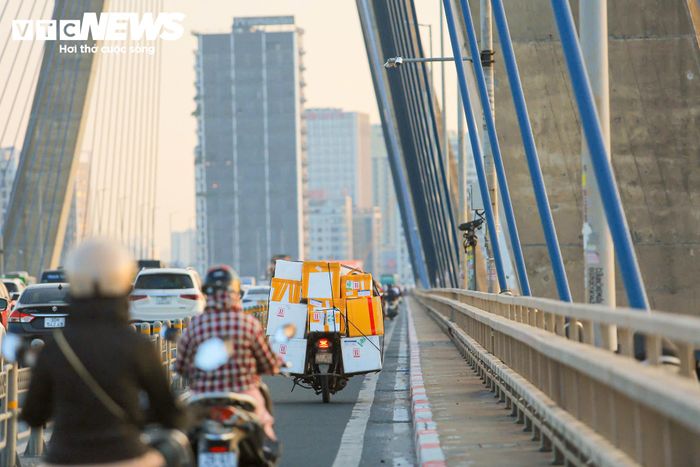 Tại những vị trí từng bố trí biển cảnh báo khoảng cách, những tấm biển đã được tháo xuống.