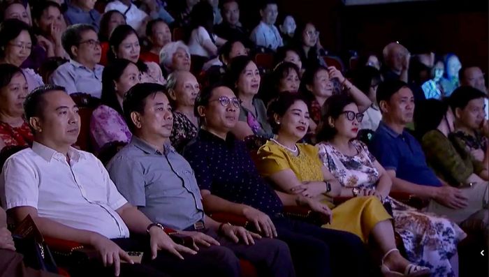 Các đại biểu và khán giả thưởng thức chương trình. Ảnh: T.Du