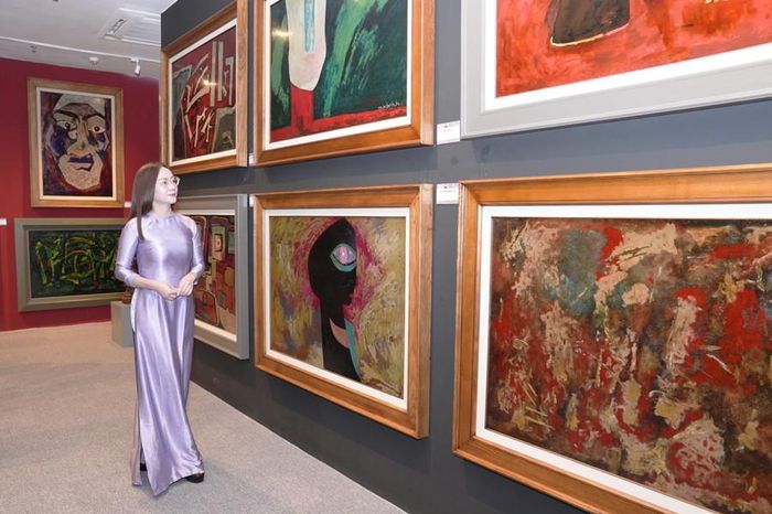Triển lãm "Thông ngỏ" trưng bày hơn 300 tác phẩm thuộc nhiều chất liệu.