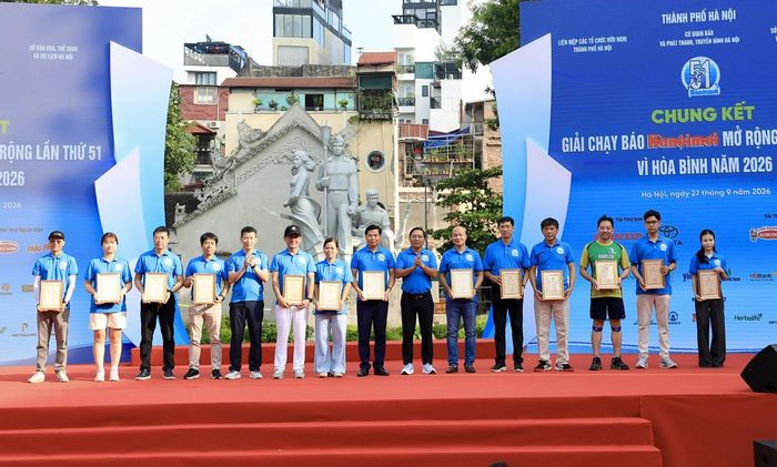 Ban tổ chức trao chứng nhận cho các đơn vị tài trợ.