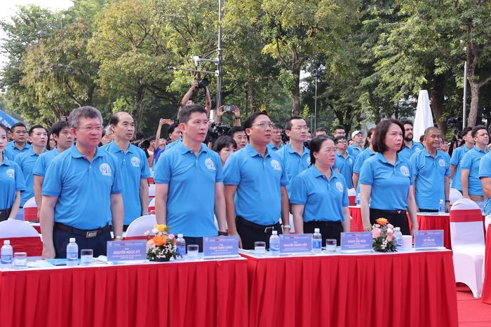 Các đại biểu chào cờ trước giờ khai mạc.