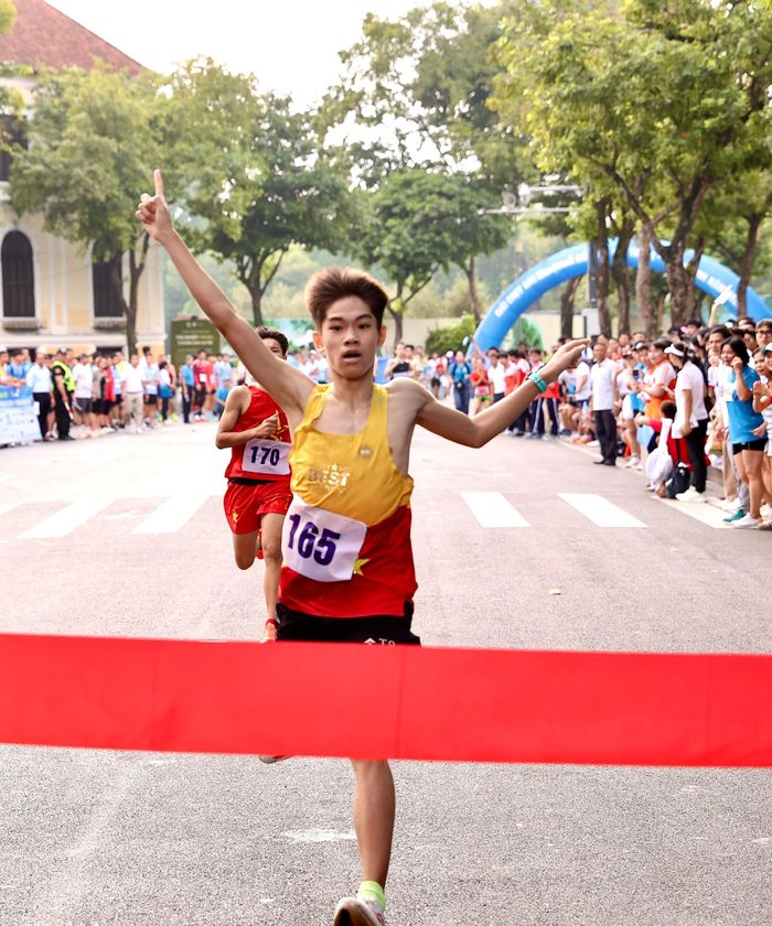 Trần Hoàng Long Giang, học sinh Trường THCS thị trấn Sóc Sơn - giải Nhất khối nam THCS.