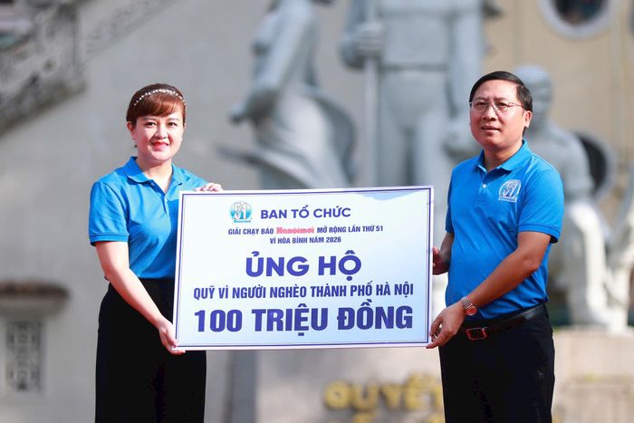 Giám đốc Cơ quan Báo và Phát thanh, truyền hình Hà Nội Nguyễn Thanh Liêm đại diện Ban tổ chức trao ủng hộ Quỹ vì người nghèo thành phố Hà Nội.
