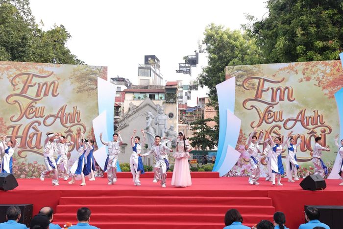 Chương trình nghệ thuật chào mừng.