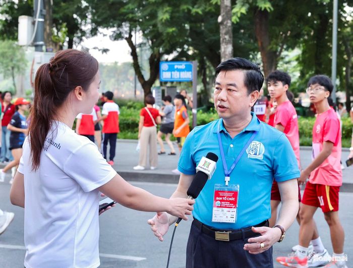 Ông Nguyễn Minh Đức, Phó Giám đốc Cơ quan Báo và Phát thanh, truyền hình Hà Nội, Phó Trưởng ban tổ chức chia sẻ tại chung kết giải chạy.