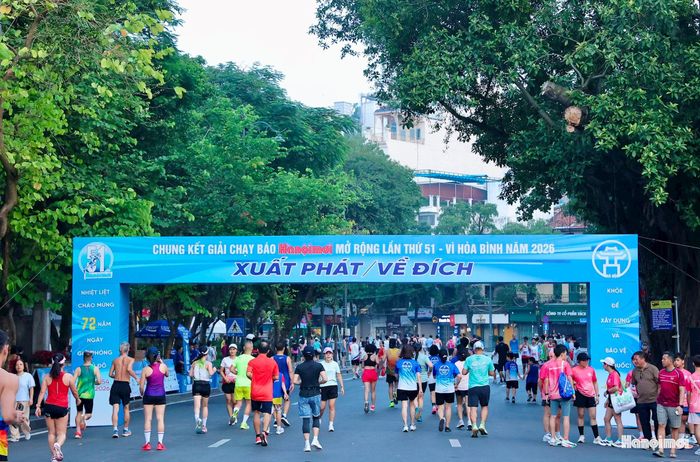Ngay từ đầu giờ sáng, hàng ngàn vận động viên đã có mặt tại khu vực quanh hồ Hoàn Kiếm để tập luyện, làm quen với khu vực trước giờ khai mạc.