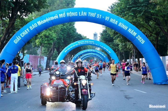Ban Tổ chức kiểm ta công tác trước giờ diễn ra Giải chạy Báo Hànộimới mở rộng lần thứ 51 - Vì hòa bình năm 2026.