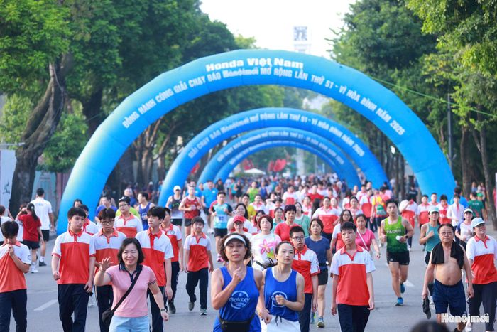 Đông đảo vận động viên cùng các em học sinh có mặt từ sớm để chuẩn bị tham gia Giải chạy.