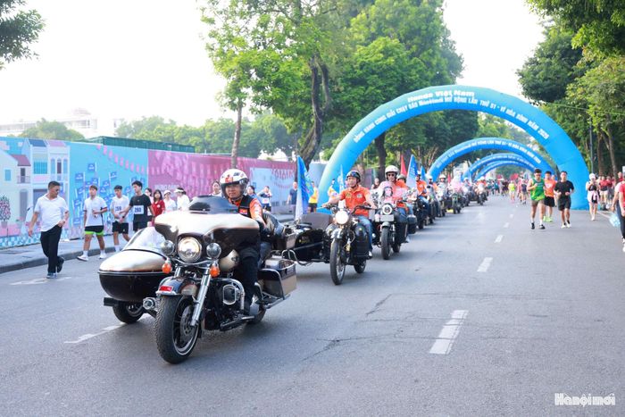 Ban tổ chức chuẩn bị trước giờ khai mạc Giải chạy.