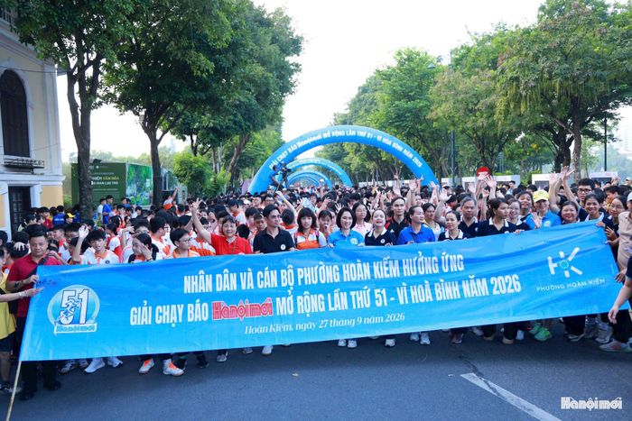 Không khí tại khu vực quanh hồ Hoàn Kiếm trở nên sôi động trước giờ khai mạc Chung kết Giải chạy Báo Hànộimới mở rộng lần thứ 51 - Vì hòa bình năm 2026.
