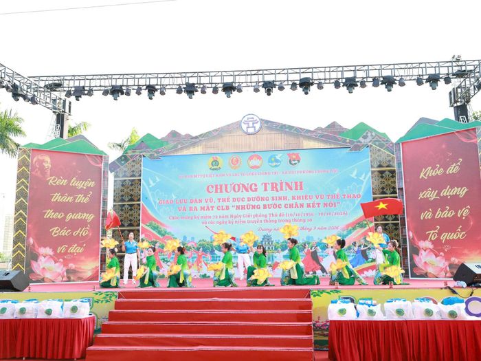 Tiết mục giao lưu dân vũ với sắc màu rực rỡ, góp phần tạo không khí sôi nổi tại chương trình “Những bước chân kết nối” ở phường Dương Nội. Ảnh: PV