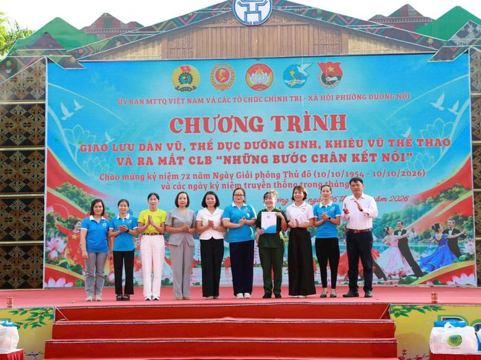 Câu lạc bộ “Những bước chân kết nối” ra mắt, tạo không gian rèn luyện sức khỏe, giao lưu và gắn kết cộng đồng. Ảnh: PV