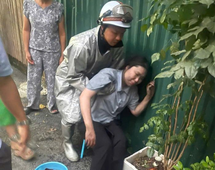 Người dân được cứu nạn thoát khỏi đám cháy. Ảnh: Chu Dũng