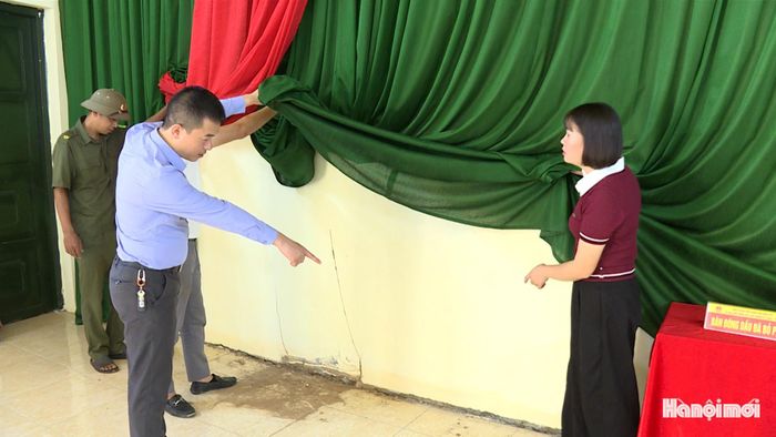 Nền nhà văn hóa cũng bị lún sâu tách khỏi tường và cột chịu lực. Ảnh: Thái Trọng.