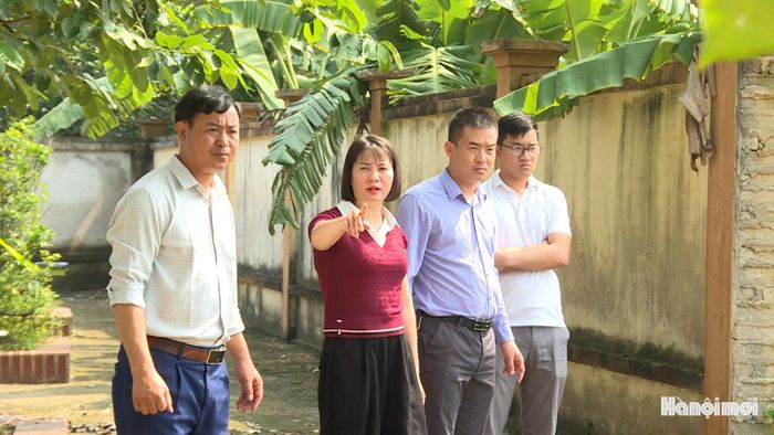 Đoàn công tác của xã Vật Lại phối hợp cùng Trưởng thôn Trung Hà kiểm tra hiện trạng và tuyên truyền các biện pháp đảm bảo an toàn cho người dân. Ảnh: Thái Trọng.