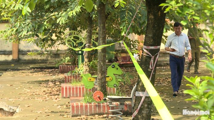 Khu vực sạt lở được căng dây khoanh vùng nguy hiểm ngăn không cho người dân ra vào. Ảnh: Thái Trọng.