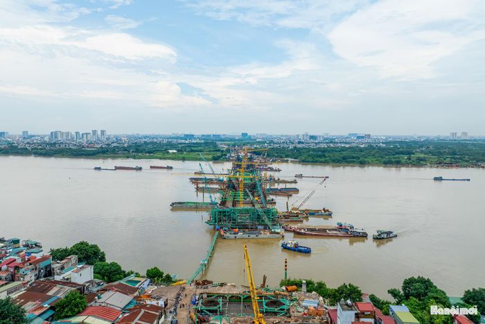 Tại cầu Trần Hưng Đạo, hình hài cây cầu đang rõ dần sau chưa đầy một năm khởi công. Ảnh: Duy Khánh.
