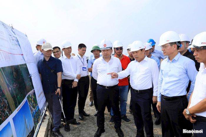 Chủ tịch UBND thành phố Vũ Đại Thắng cùng đoàn công tác kiểm tra thực địa tại Dự án đầu tư xây dựng cầu Tứ Liên và đường hai đầu cầu. Ảnh: Viết Thành.