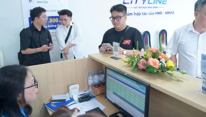 Hành khách đăng ký sử dụng dịch vụ xe trung chuyển tại Bến xe Gia Lâm. Ảnh: PV.