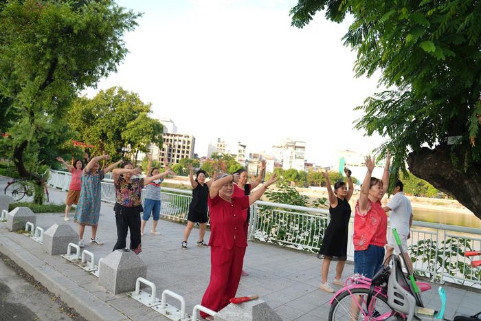 Hồ Ba Mẫu sau khi được cải tạo trở thành điểm sinh hoạt văn hóa, thể thao của người dân. Ảnh: An Quyên