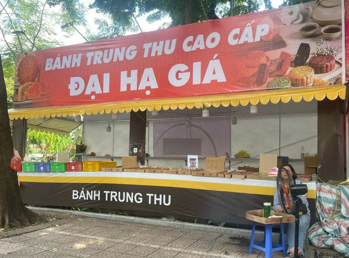Người tiêu dùng mua bánh Trung thu sau rằm cần chú ý đến nguồn gốc, hạn sử dụng và cách bảo quản. Ảnh: Gia Phong