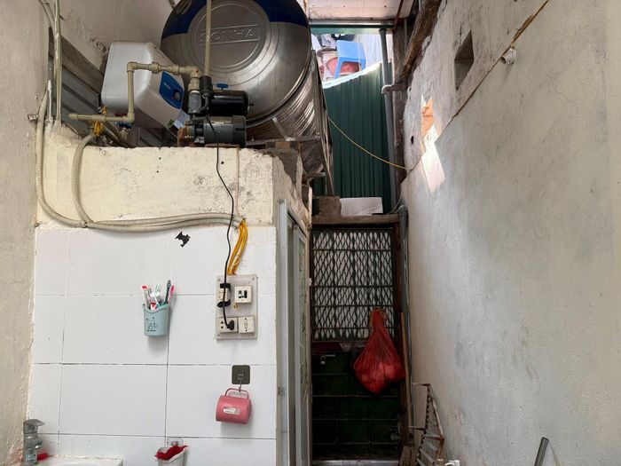 Cánh cổng sắt đã chắn lối đi của thửa đất thuộc quyền sử dụng của gia đình bà Nguyễn Thị Nhung. Ảnh: PV