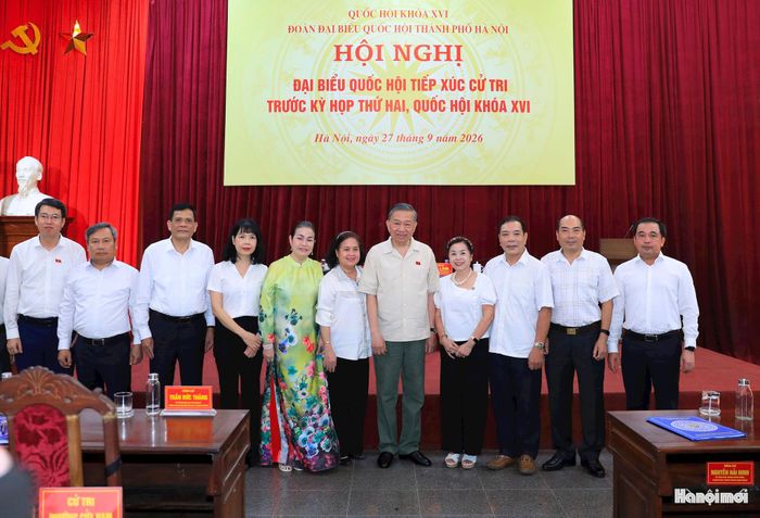 Tổng Bí thư, Chủ tịch nước Tô Lâm và các đồng chí lãnh đạo thành phố Hà Nội với các đại biểu dự hội nghị.