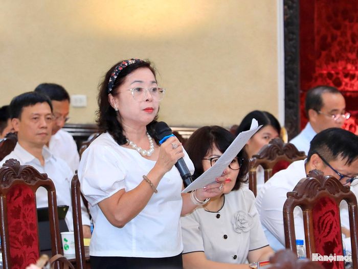 Cử tri phường Hoàn Kiếm phát biểu ý kiến.